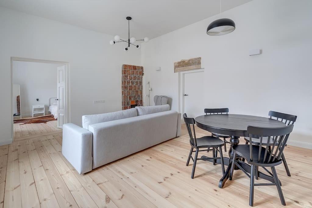 Spacious 2-Bedroom Flat In Old Town By Urban Rent VNO Buitenkant foto