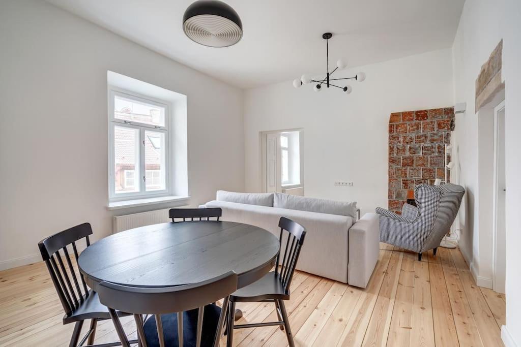 Spacious 2-Bedroom Flat In Old Town By Urban Rent VNO Buitenkant foto
